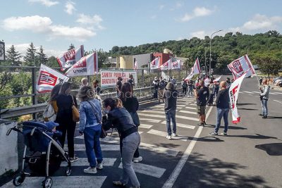 La manifestazione di Liberu davanti al Pronto soccorso del San Francesco (foto S.Meloni)