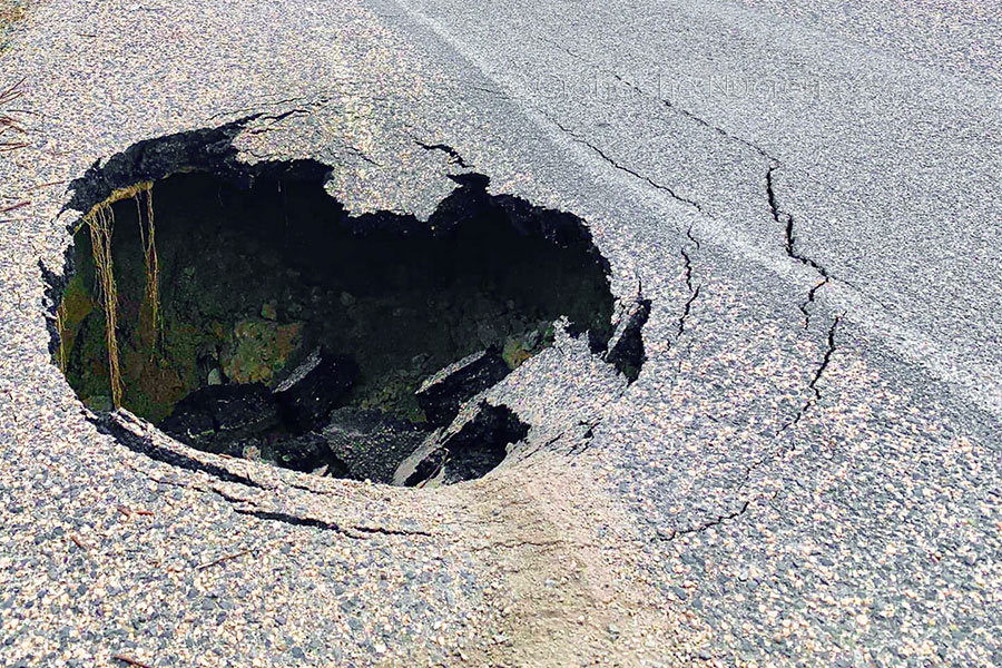 Paura a Pratosardo per il cedimento del manto stradale e si apre una voragine