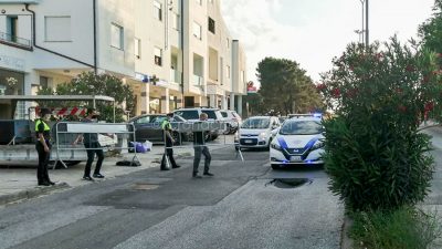 La voragine verificatasi in via Badu 'e Carros (foto Cronache Nuoresi)