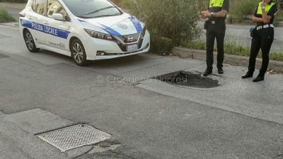 La voragine verificatasi in via Badu 'e Carros (foto Cronache Nuoresi)