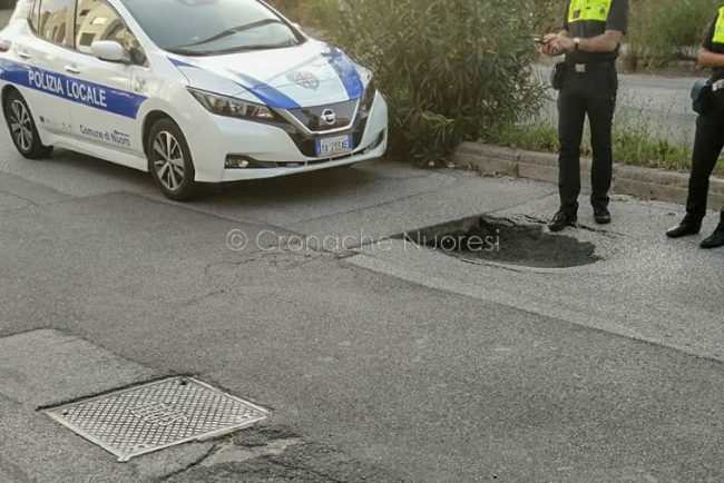 La voragine verificatasi in via Badu 'e Carros (foto Cronache Nuoresi)