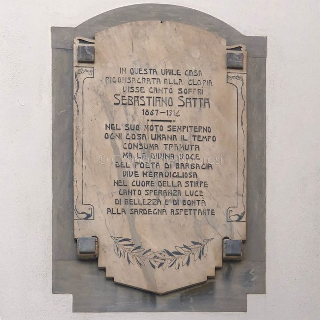 Lapide nella casa natale di Sebastiano Satta (foto S.Novellu)