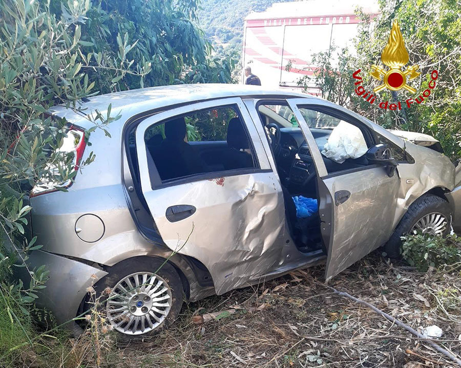 Si ribaltano con l’auto: feriti quattro giovani, uno in codice rosso