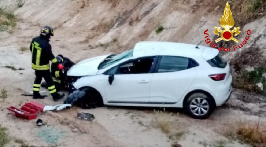 Scontro auto-furgone: a bordo dell’auto, finita nel canalone, un 30enne e il suo bimbo