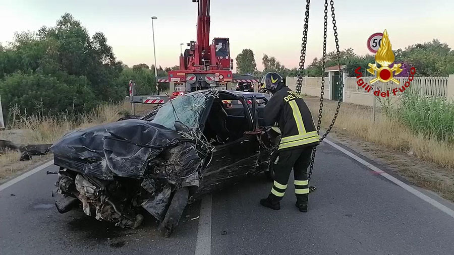 Escono di strada con l’auto, si schiantano contro un palo e si ribaltano: gravi quattro giovani – VIDEO