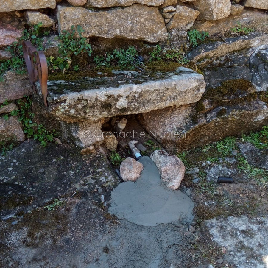 Lollove. A pochi giorni dal Festival Deleddiano lo sfregio di una riparazione maldestra di Abbanoa