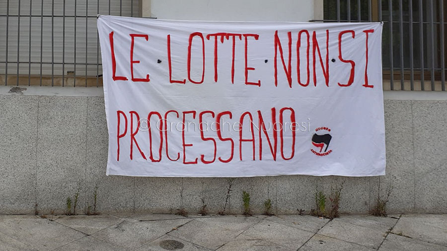 Rincaro del latte. Sit in davanti al tribunale di Nuoro per i 13 pastori imputati di blocco stradale
