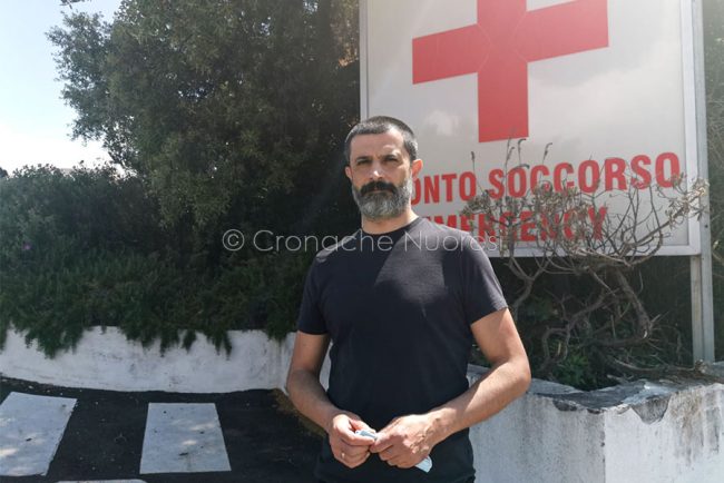 Pier Franco Devias (Liberu) davanti al Pronto soccorso del San Francesco (foto S.Meloni)