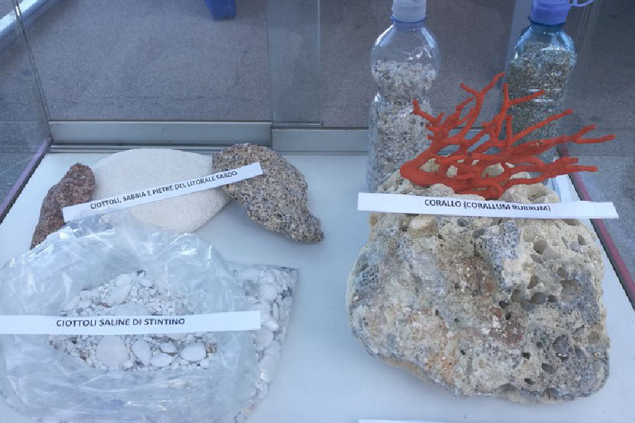 Recuperata sabbia, pietre e conchiglie in vendita sul web tornano sulle spiagge sarde