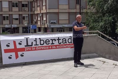 Uno dei pastori spiega le ragioni della protesta davanti al tribunale di Nuoro