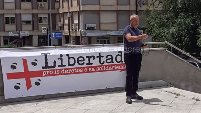 Uno dei pastori spiega le ragioni della protesta davanti al tribunale di Nuoro