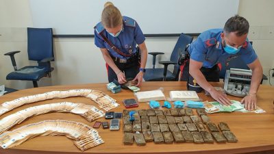 La droga e i contanti sequestrati oggi a Caopterra