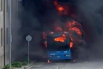 L'autobus andato a fuoco a Villanovafranca