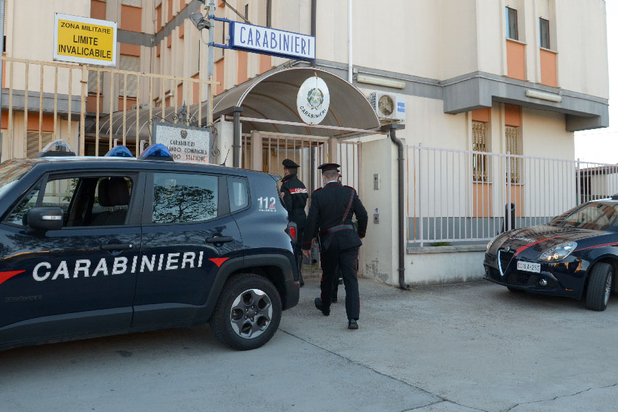 Con scope, secchi e biglietti minatori impedisce al vicino di parcheggiare: 79enne denunciata