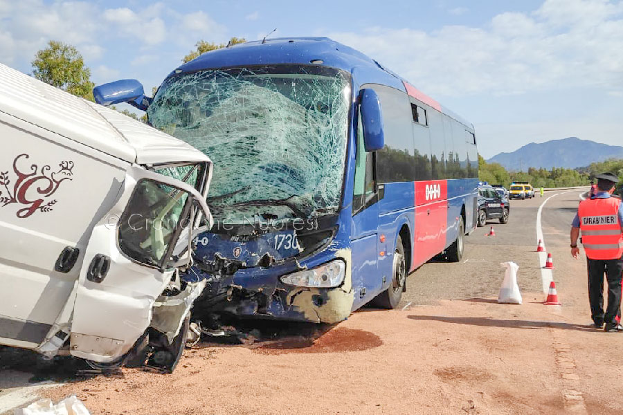 Frontale tra furgone e autobus ARST: cinque feriti incastrati tra le lamiere