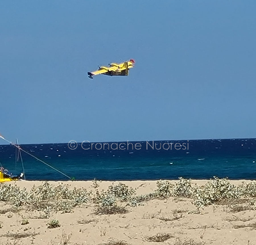 Nuorese e Baronia. Canadair e elicotteri in azione a Budoni e fiamme a Orosei e Lula