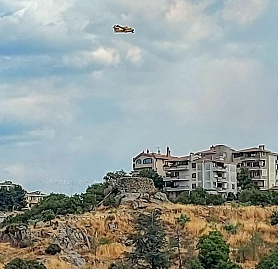 Incendio a Nuoro: le fiamme minacciano nuovamente Città Giardino, in azione tre canadair