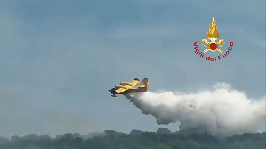 Incendi: ancora fiamme in Gallura, Canadair in volo