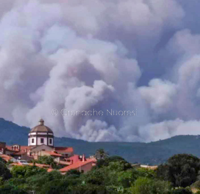 Inferno di fuoco nel Montiferru: le fiamme circondano tutti i paesi della zona