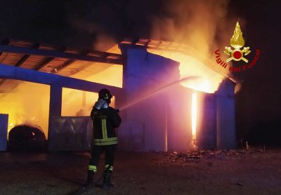 Il fienile andato a fuoco a Siliqua