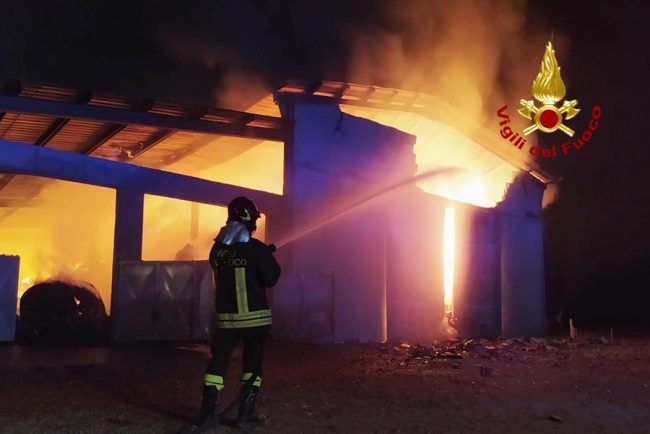 Il fienile andato a fuoco a Siliqua