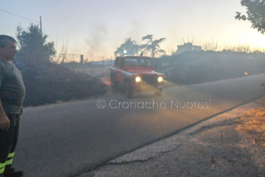 Nuoro. Brucia la zona dei Salesiani e viene chiusa la strada
