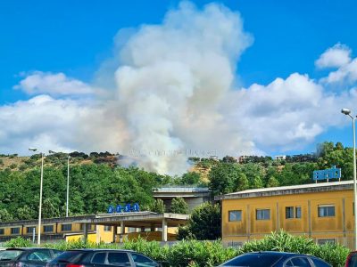 L'incendio sopra la galleria di Pratosardo (foto Heidi Lupinu)