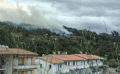 La collina di Monte Gurtei in fiamme