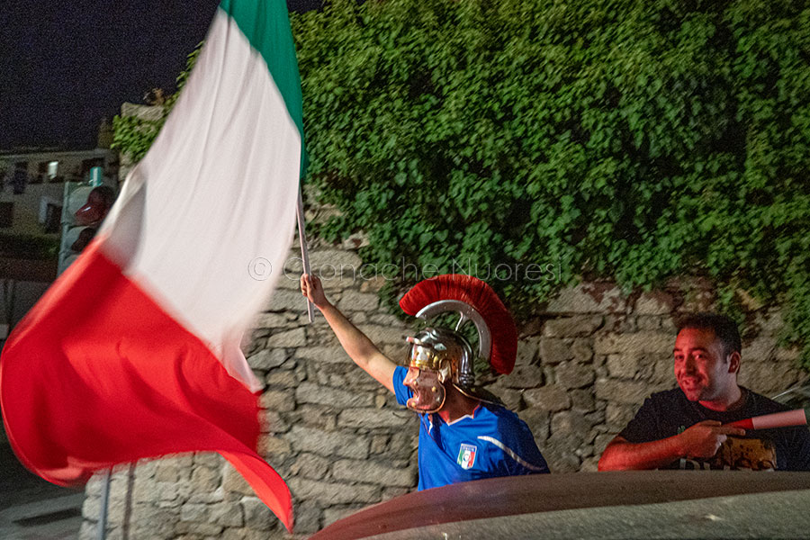 “La notte magica” degli Europei sotto il cielo stellato di Nuoro – LE FOTO