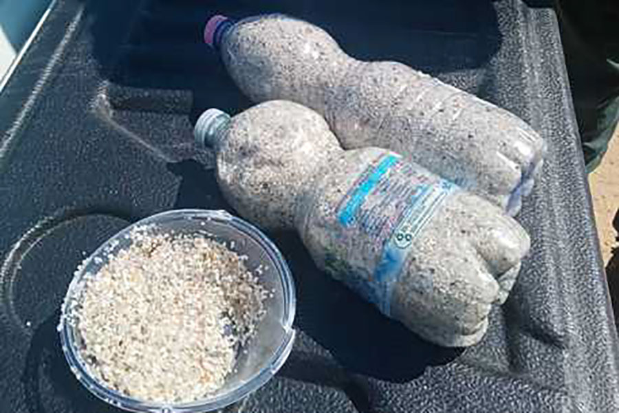 Beccati con oltre tre kg di sabbia rubata in spiaggia: 1000 euro di multa a due turisti