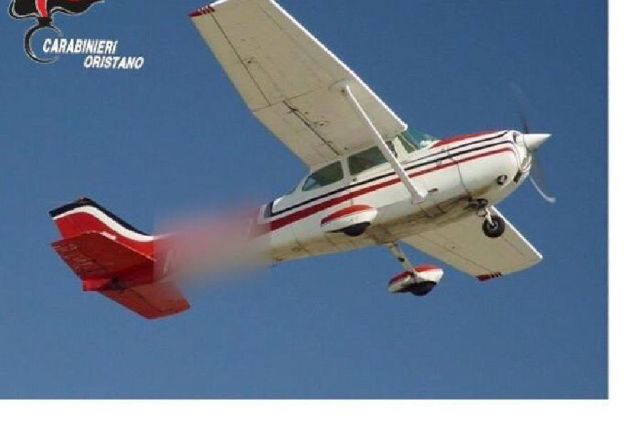 I cieli della Sardegna come quelli del Sudamerica: oltre 8 chili di cocaina lanciati da un aereo e finiti per sbaglio su un tetto