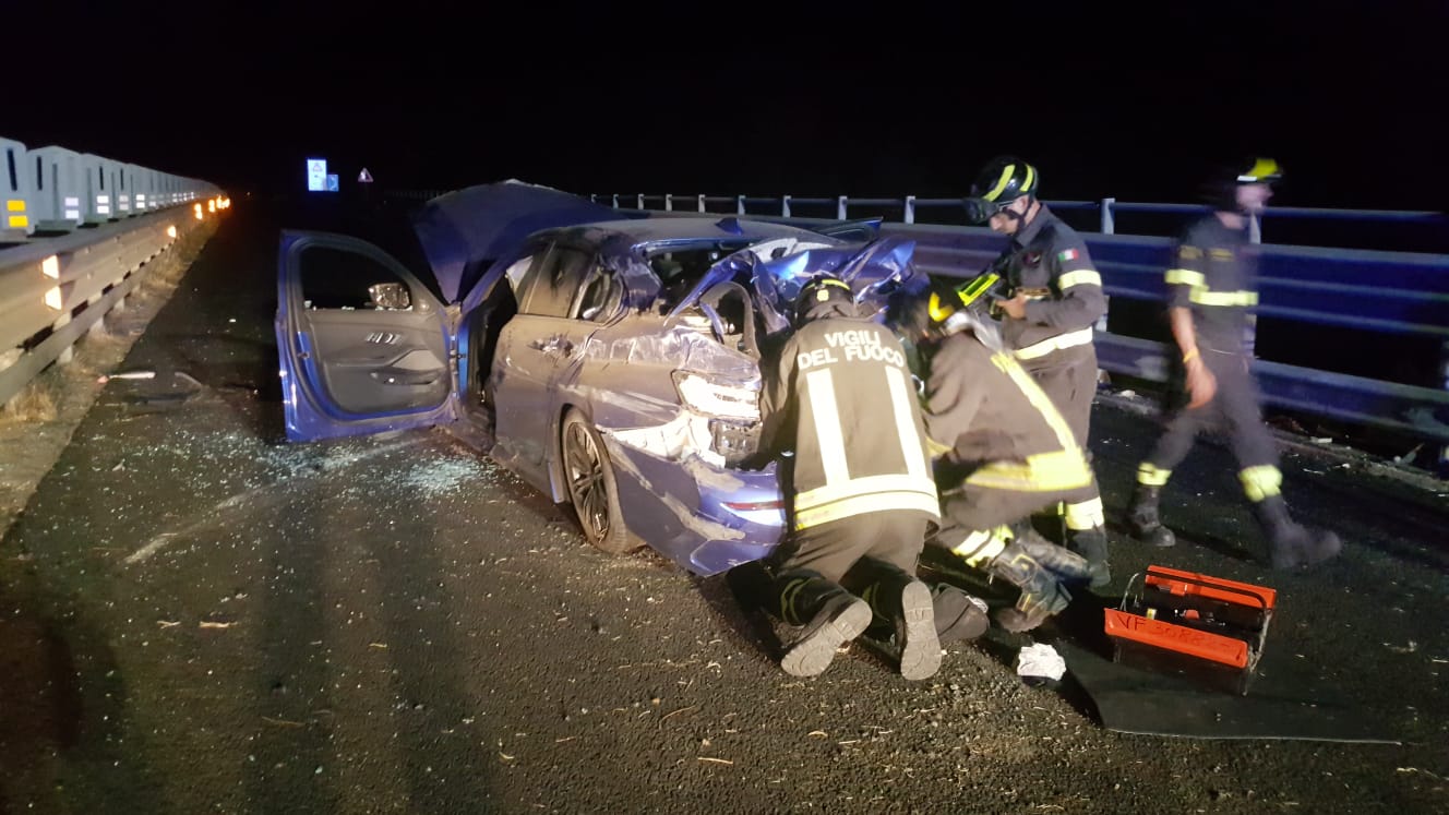 Auto con 4 persone a bordo si schianta sulla SS131: un ferito in ospedale