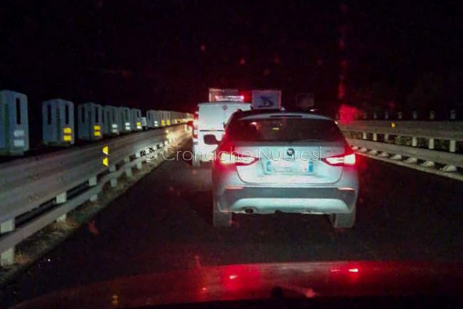 Le auto in coda sulla 131 a causa dell'incidente