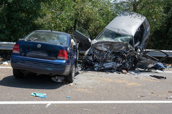 Le due auto coinvolte nel frontale sulla SS389 (foto S.Novellu)