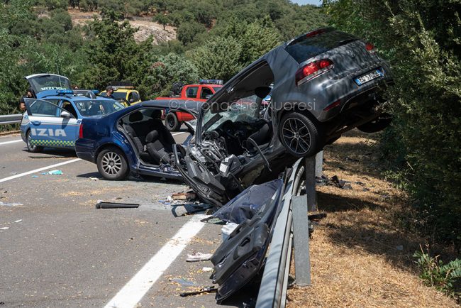 Le due auto coinvolte nel frontale sulla SS389 (foto S.Novellu)