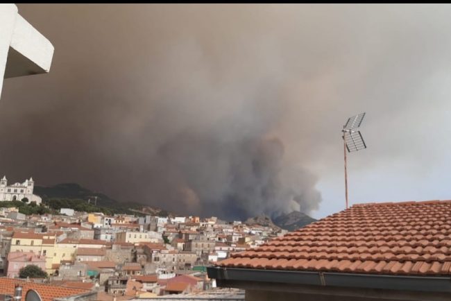 Le fiamme alla periferia di Cuglieri
