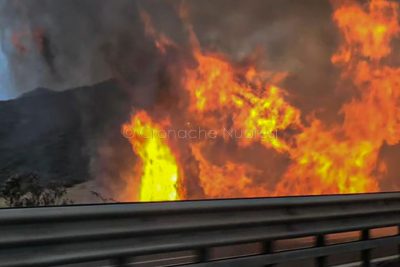 Le fiamme lambiscono la Statale 131