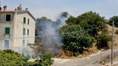 Le fiamme lambiscono le case a Monte Gurtei