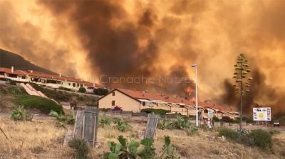 Le fiamme lambiscono le case a Porto Alabe
