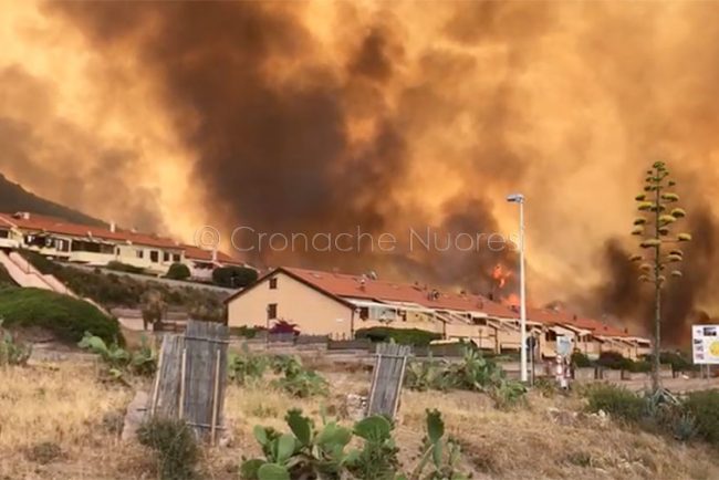 Le fiamme lambiscono le case a Porto Alabe