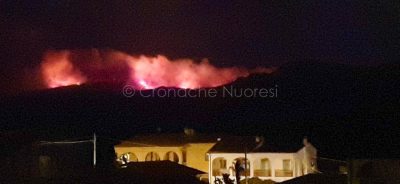 Le fiamme si dirigono verso Santa Caterina (foto F.Novellu)