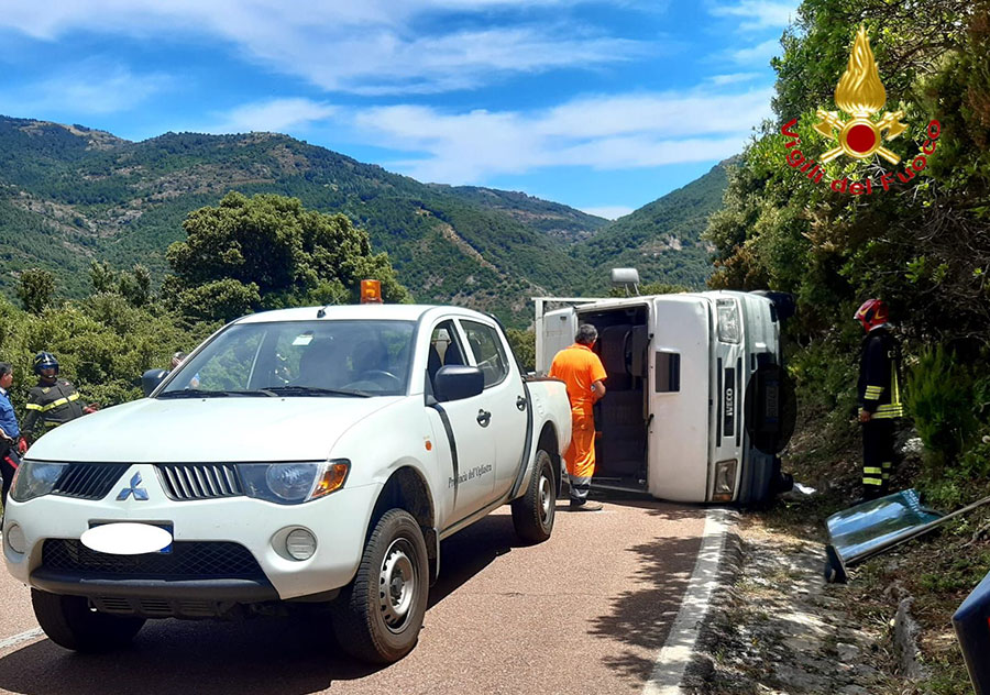 Perde il controllo del camioncino che si ribalta: 65enne in ospedale