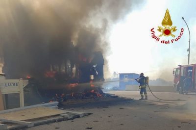 Macomer, incendio alla zona industriale di Tossilo