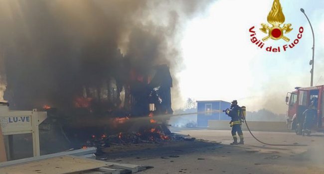 Macomer, incendio alla zona industriale di Tossilo