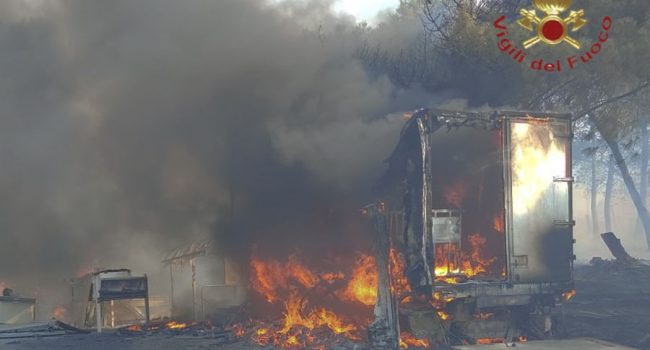 Macomer, incendio alla zona industriale di Tossilo
