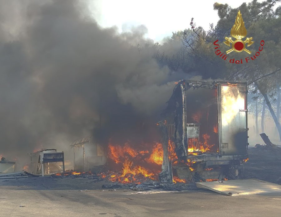 Vigili del fuoco senza tregua da ieri in un vasto incendio alla zona industriale di Macomer – VIDEO