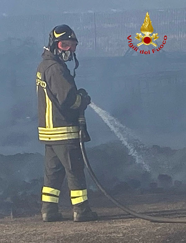 Macomer, incendio alla zona industriale di Tossilo