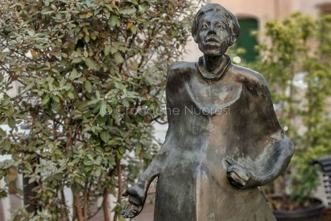 Nuoro. La statua di Grazia Deledda al Corso (foto S.Novellu)