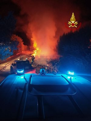 Sassari, incendio nel campo nomadi
