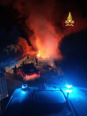 Sassari, incendio nel campo nomadi